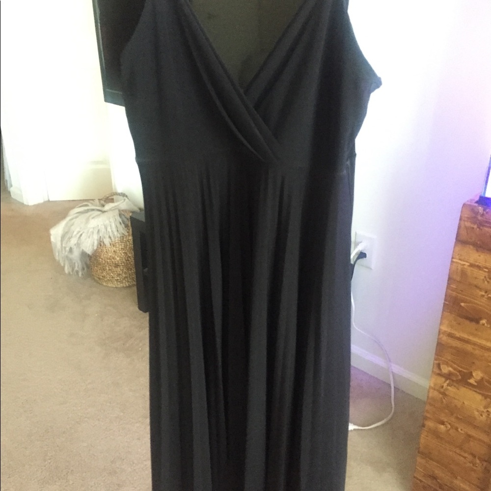 Black pleated dress. Midi dress. Pleated dress